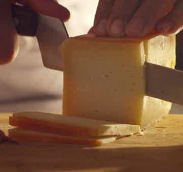 Попробовать необычные местные сыры