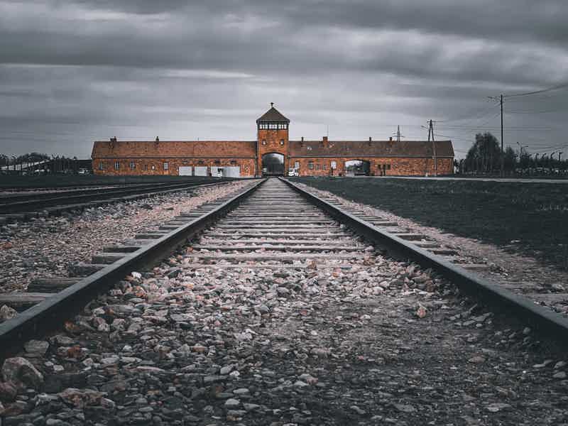 Auschwitz-Birkenau & Salzbergwerk Wieliczka: Tour & Essen - photo 3