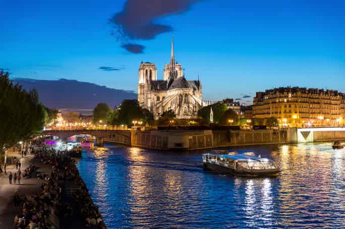 Seine River Cruise with 3-Course Dinner & Live Music