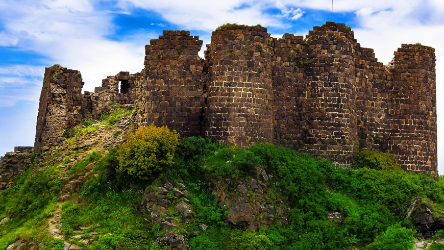 Тайны армянского алфавита, храма на краю обрыва и крепости в облаках