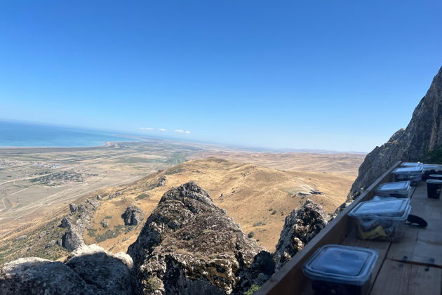 Виды Розовое озеро, Марсианские горы, Гора Бешбармаг, Чай с местными сладостями, Дегустация черной икры, Обед в Рыбном ресторане!!!