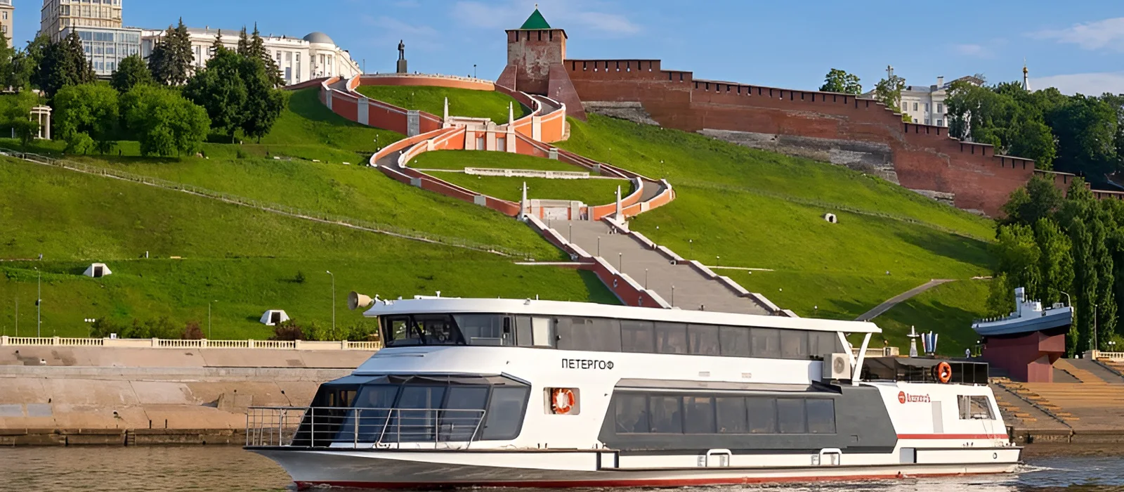 Прогулочные рейсы на новом электроходе «Петергоф» — экскурсия, Нижний Новгород, Россия | Покатаем