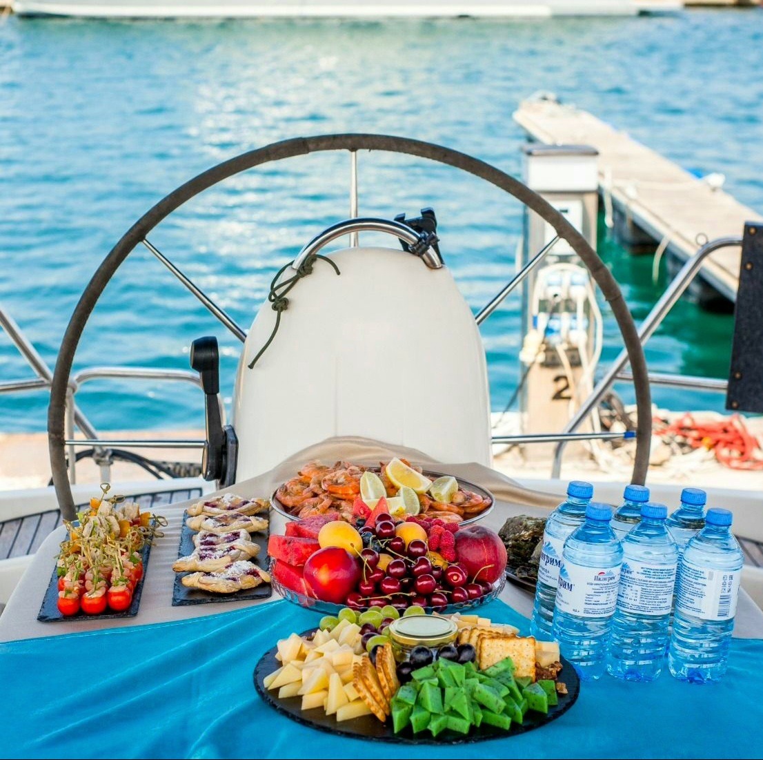 Морские прогулки, встреча с дельфинами и закат в Черном море