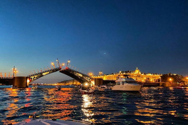 Фото к экскурсии Прогулка к разводным мостам на спортивном катере