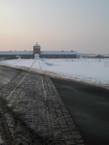 Auschwitz-Birkenau Geführte Tour auf Deutsch ab Treffpunkt - photo 2