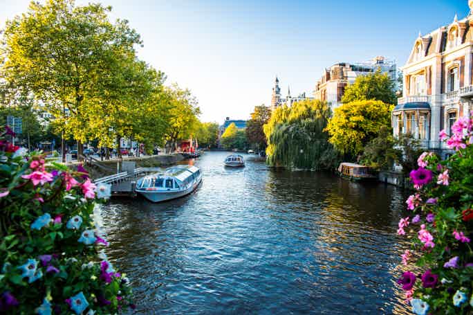 Amsterdam: Private Canal Cruise with Drinks and Snacks