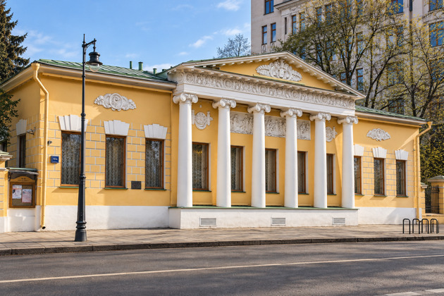 «Духи, слухи и привидения» — прогулка по старинным залам особняка Лопухиных
