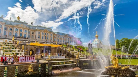 Праздничное открытие фонтанов в Петергофе 