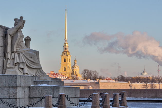 Виды Новогодние огни с бокалом игристого и подарками