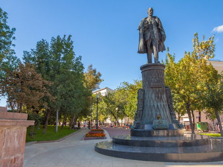 Памятник Шухову и Скамейки наук