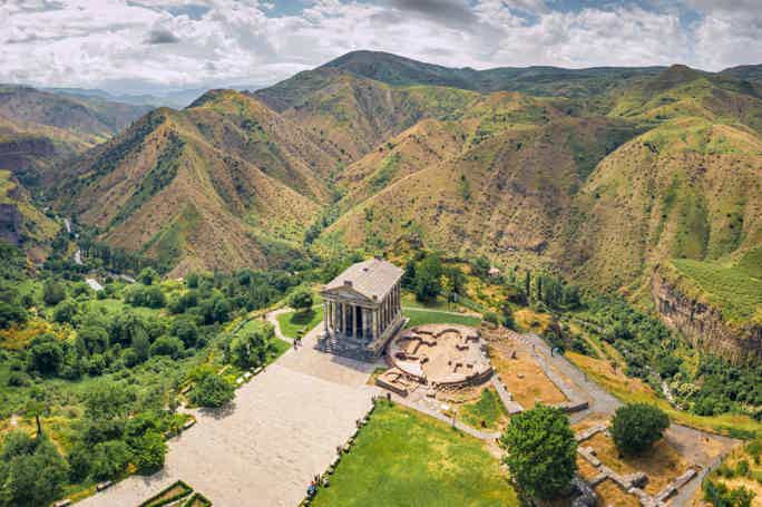 Храм Гарни и монастырь Гегард с выпечкой армянского хлеба "Лаваш"