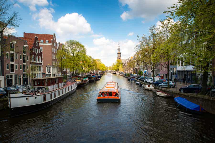Amsterdam: The Bulldog Smoke-friendly Boat Cruise & 2 Drinks - photo 1