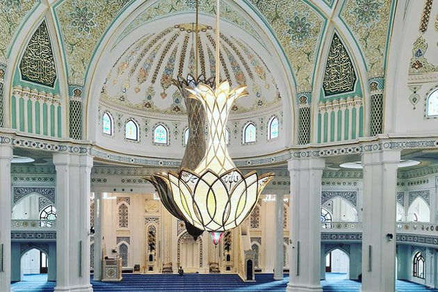 Виды Ослепительно-бирюзовое озеро  Казеной-Ам и город-музей Хой. 