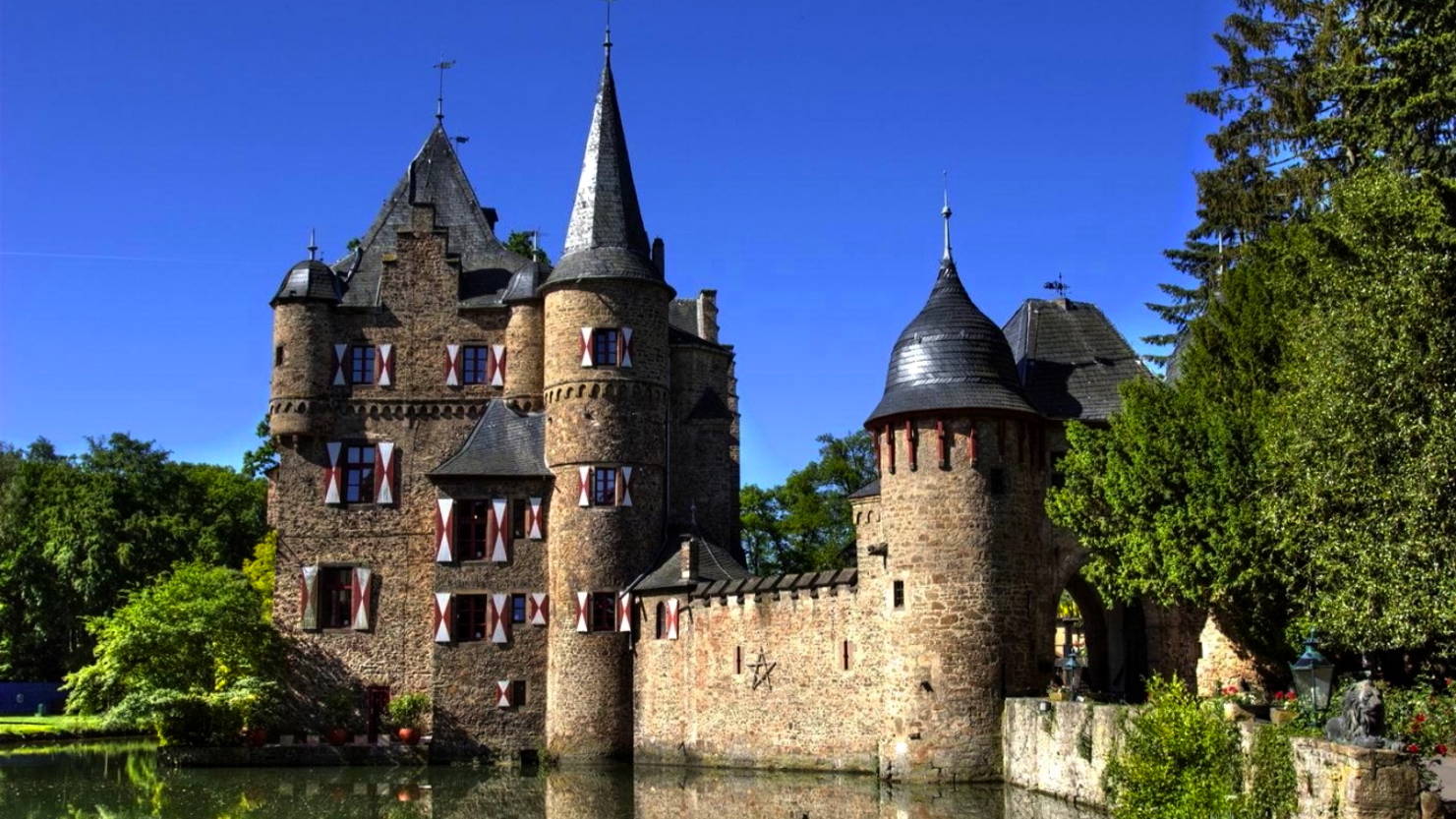 Самый хороший замок. Замок Зацвай Германия. Замок Хельторф. Замок Айштерсгейм. Средневековые замки Европы.
