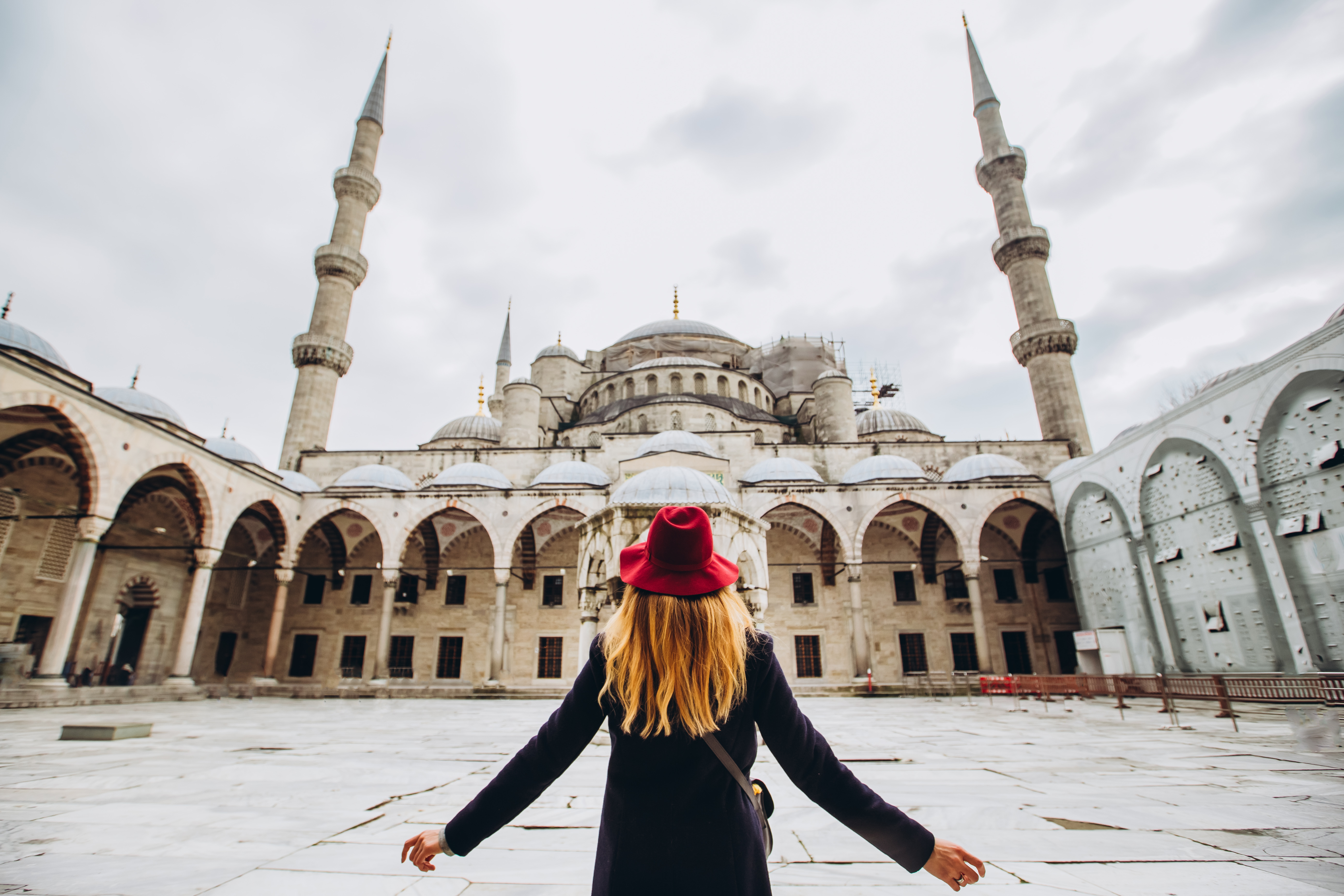 Поехать в стамбул. Мечеть Стамбул Айвазов. Голубая мечеть Турция. Девушка на фоне мечети.