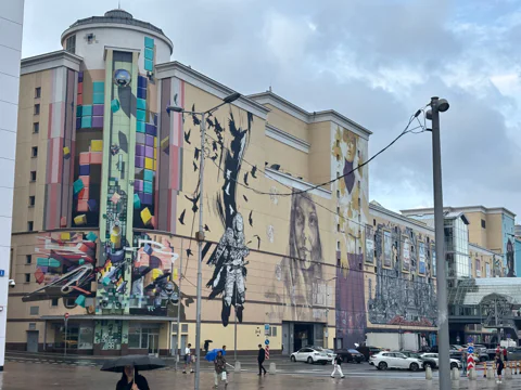 Где город рисует сам себя: прогулка по муралам у Курского и ARTPLAY