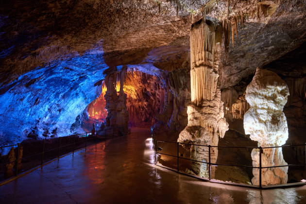 Постойнская пещера, Предъямский замок