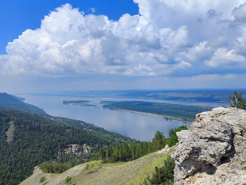 Там где горы смотрят в море 