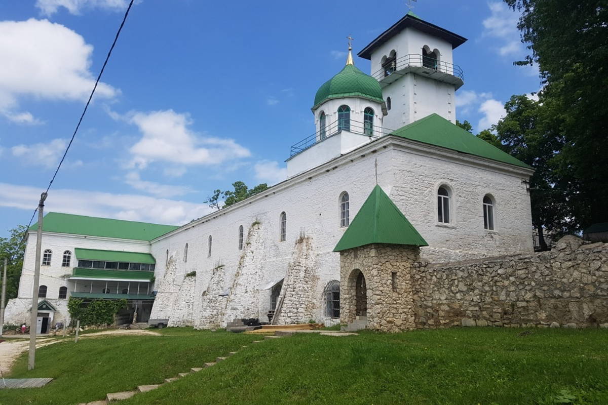 Свято-Михайловский монастырь и термальный комплекс «Благодать»