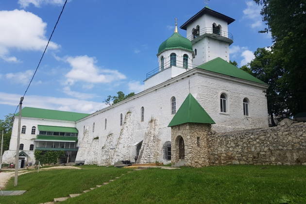 Свято-Михайловский монастырь и термальный комплекс «Благодать»