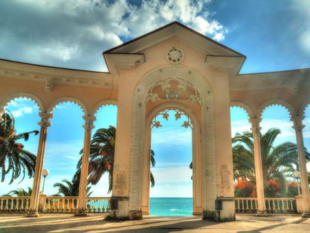 Гагрская колоннада