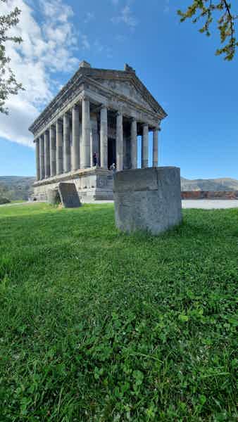 Знакомство с Арменией: Храм Гарни, монастырь Гегард и озеро Севан - фото 1
