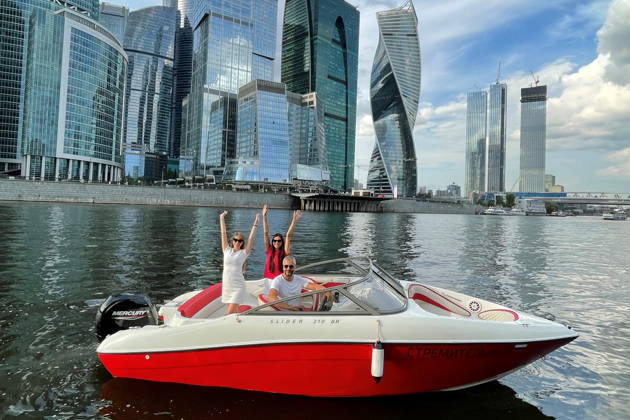 По центру Москвы на катере с капитаном до Лужников или Москва-Сити