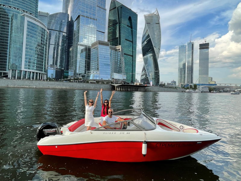 По центру Москвы на катере с капитаном от Острова мечты - экскурсия в Москва, Россия