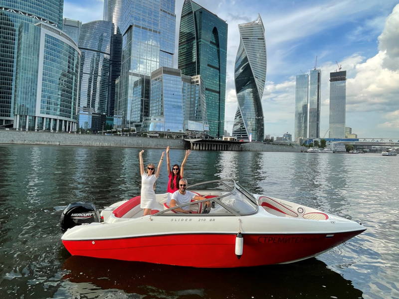 По центру Москвы на катере с капитаном до Лужников или Москва-Сити