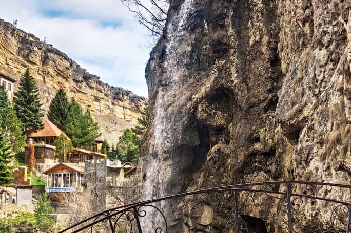 Медовые водопады, гора Кольцо, перевал Гумбаши и храм Х века за один день.