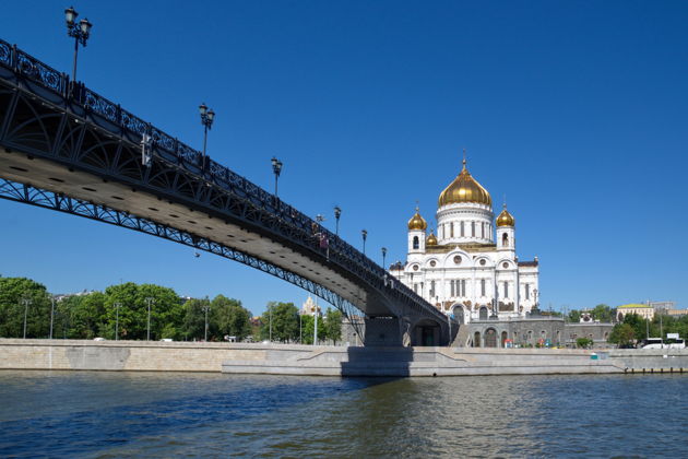 По центру столицы от Зарядья до Воробьевых гор на панорамном теплоходе