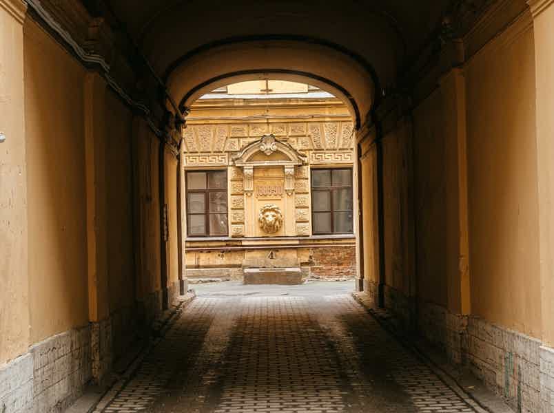 Экскурсия по дворикам и парадным центра - фото 2