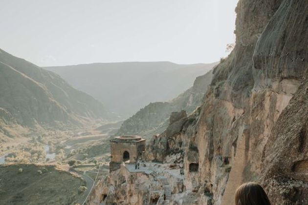 Виды Пещеры XII века: Древняя Вардзия и вечнозеленый Боржоми