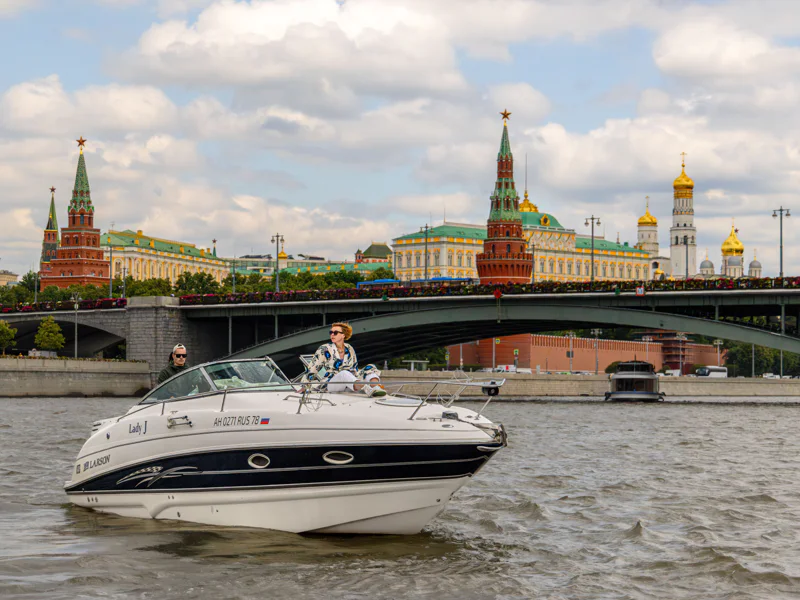 На яхте с капитаном по центру Москвы до Кремля, Лужников или Москва-Сити — фото 6, Москва | Покатаем