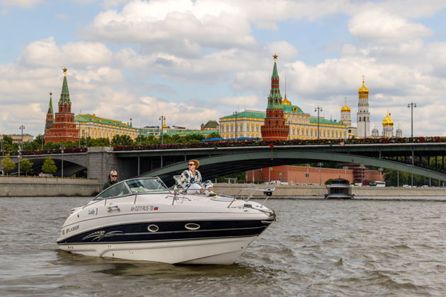 На яхте с капитаном по центру Москвы до Кремля, Лужников или Москва-Сити — фото 5