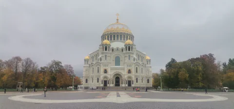 Экскурсия в Кронштадт и Петергоф на автомобиле с профессиональным краеведом