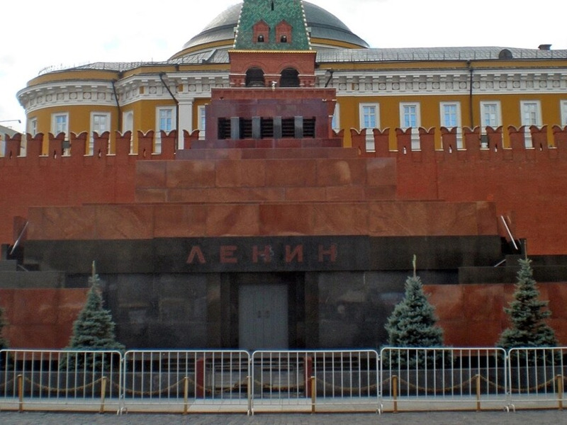 Мавзолей ленина архитектурный стиль. Мавзолей Ленина в Москве. Ленин на красной площади в мавзолее. Экскурсия в мавзолей Ленина.