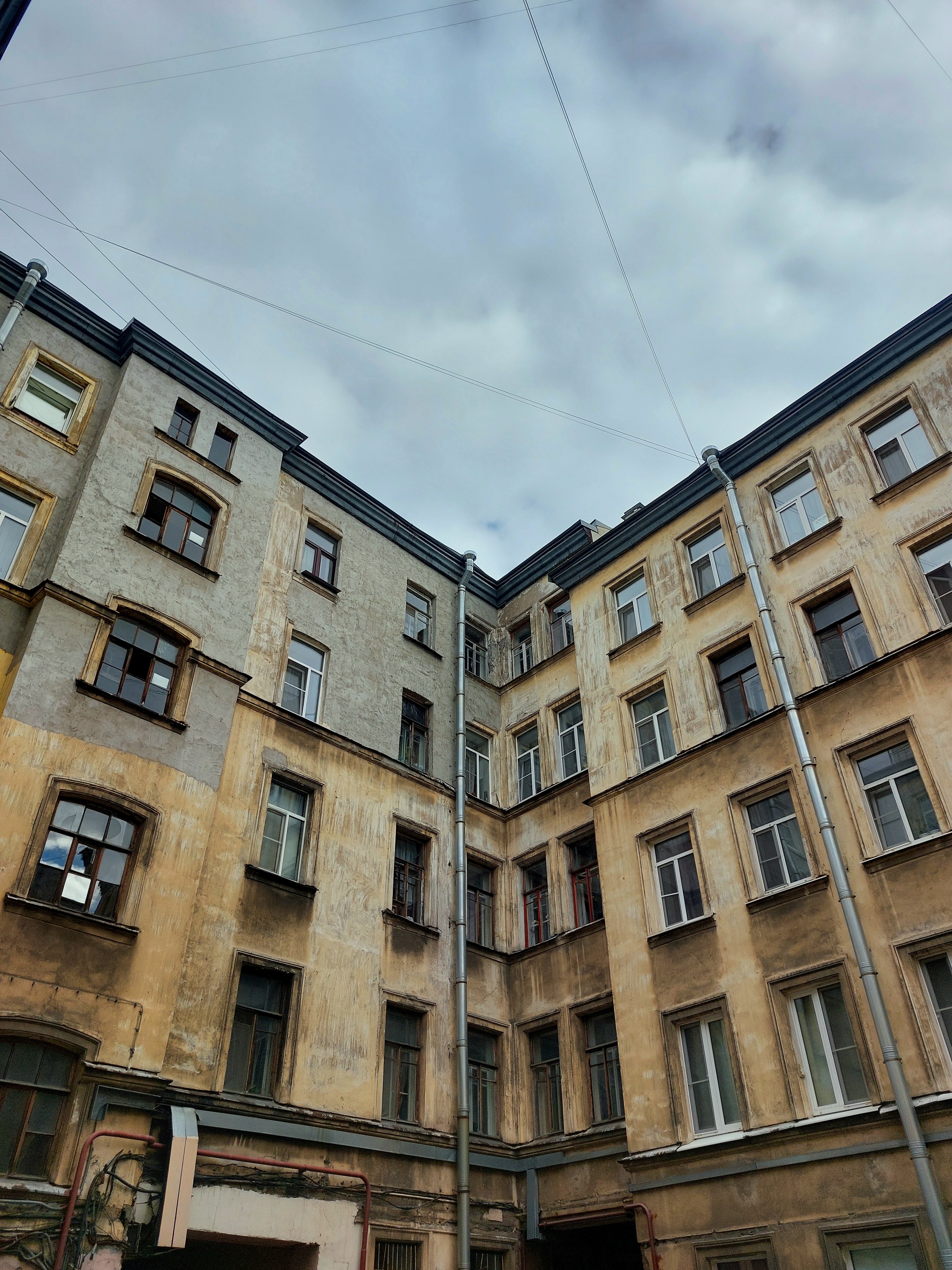 Анатомия Петербурга: дворы и парадные