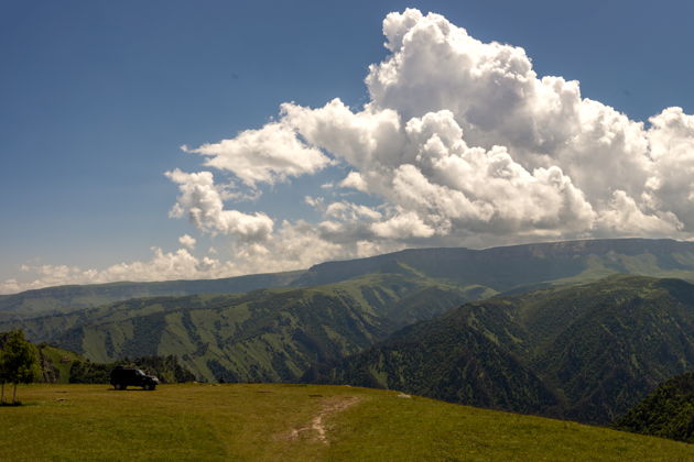 Виды Джилы-Су, Долина нарзанов и мощь Кавказских гор