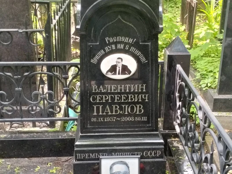Путешествие сквозь эпохи: групповая прогулка по Пятницкому кладбищу (18+) — фото 3, Москва | Покатаем