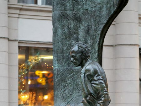 Памятник Булату Окуджаве