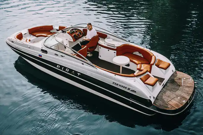 Просторный катер по Петербургу: отдых для вашей компании