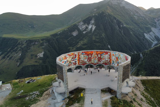 Виды К подножью седого Казбега