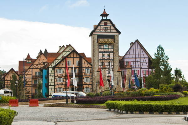 Горный оазис и французский шарм: Японская и Французская деревня