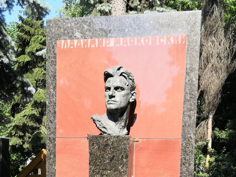 Новодевичье кладбище: советская история в памятниках