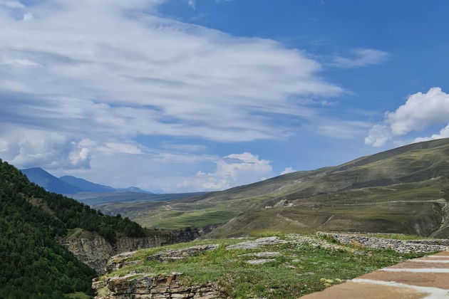 Виды Ослепительно-бирюзовое озеро  Казеной-Ам и город-музей Хой. 