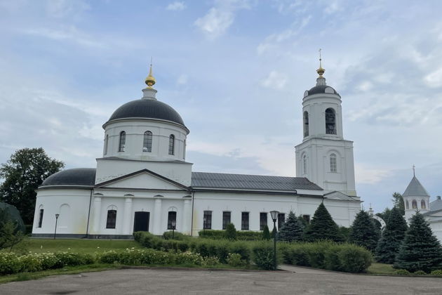 Виды Обители русских чудотворцев: пещерный храм в Талицах