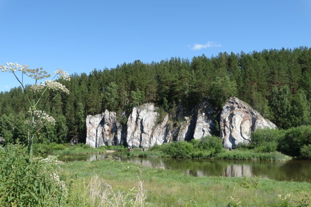 Виды Белые скалы и главная река Среднего Урала