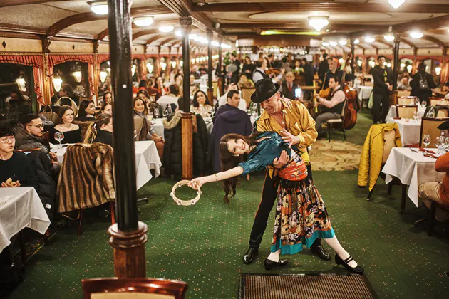 Круиз с ужином, живой музыкой и фольклорной программой — фото 3