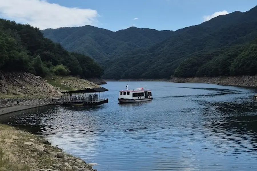 Один день в городе среди гор: самая длинная канатная дорога и храм у озера — фото 1